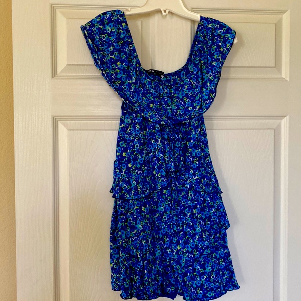 Zara dress, can be worn off the shoulder or on. Worn two times. Fully lined.